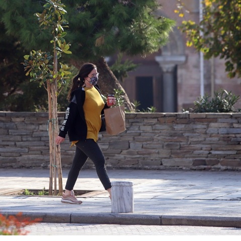 Πολίτες με μάσκα στην Θεσσαλονίκη