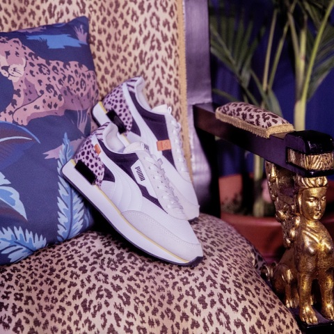 Ζευγάρι παπούτσια PUMA πάνω σε ροζ καναπέ