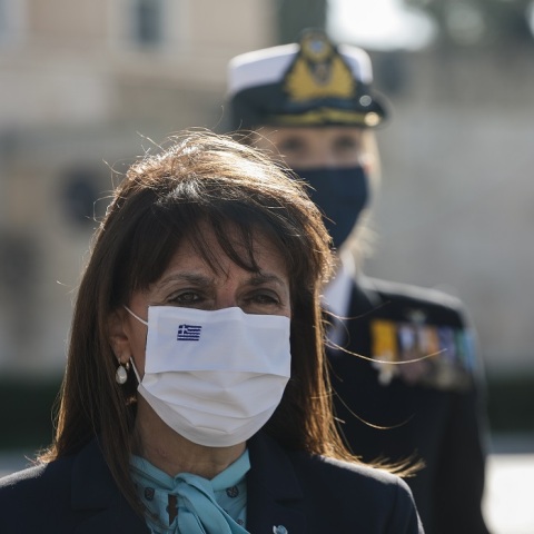 Η ΠτΔ, Κατερίνα Σακελλαροπούλου, στο μνημείο του Άγνωστου Στρατιώτη