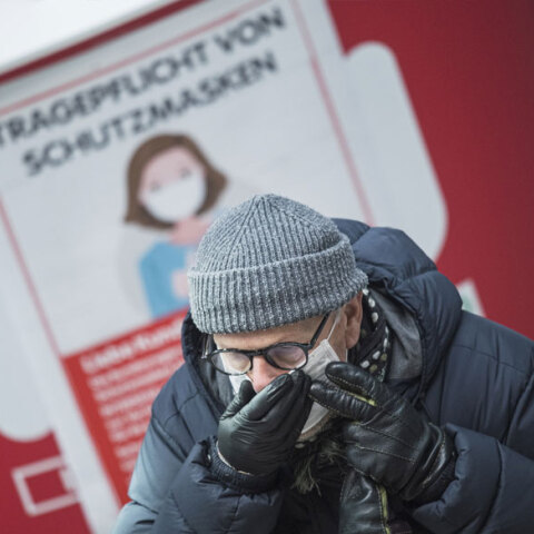 Άνδρας με προστατευτική μάσκα για τον κορωνοϊό