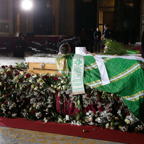 Ιερέας προσκυνά το φέρετρο μέσα στο οποίο βρίσκεται η σορός του Πατριάρχη Σερβίας Ειρηναίου