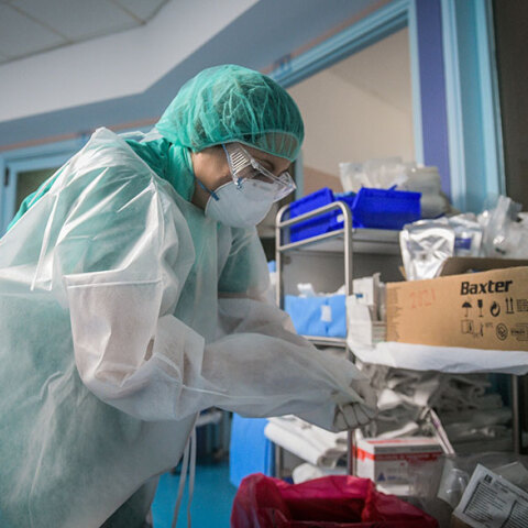 Νοσηλευτές και γιατροί με προστατευτικές στολές για τον κορωνοϊό στην Εντατική του νοσοκομείου «Σωτηρία»