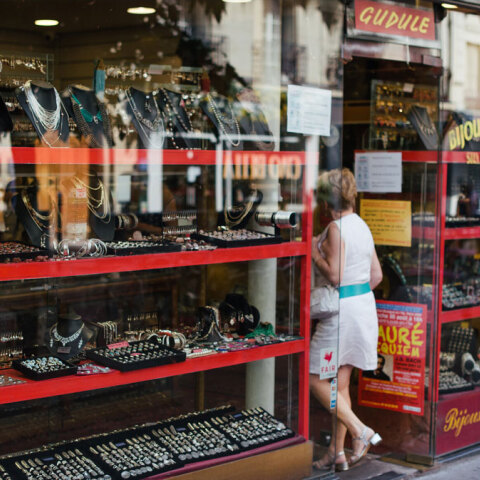 Γυναίκα μπαίνει σε κατάστημα με κοσμήματα στο Παρίσι