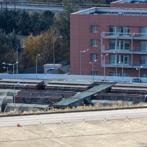 Κορωνοϊός στη Θεσσαλονίκη: Φορητό νοσοκομείο με αντίσκηνα και κοντέινερ στο πάρκινγκ του «424» Στρατιωτικού Νοσοκομείου