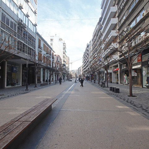 Lockdown για τον κορωνοϊό στη Θεσσαλονίκη: Κλειστά μαγαζιά σε εμπορικό δρόμο της πόλης