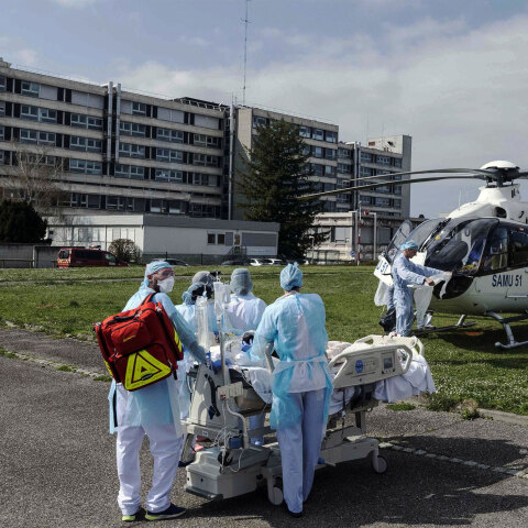 Ασθενής με κορωνοϊό μεταφέρεται με ελικόπτερο από νοσοκομείο στο ανατολικό τμήμα της Γαλλίας