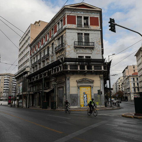Ποδηλάτες σε έρημο δρόμο στο κέντρο της Αθήνας εν μέσω lockdown για τον κορωνοϊό
