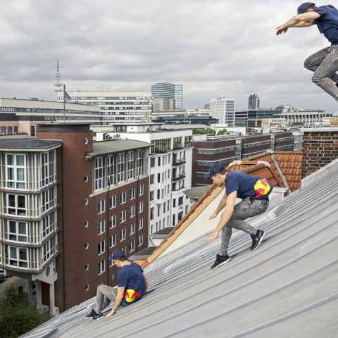 Ο αθλητής της Red Bull, Jason Paul ταξιδεύει ως το Αμβούργο και δείχνει σε ένα βίντεο τι συμβαίνει κάθε φορά που πέφτει το κινητό ενός freerunner.