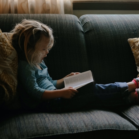 Παιδί που διαβάζει βιβλίο