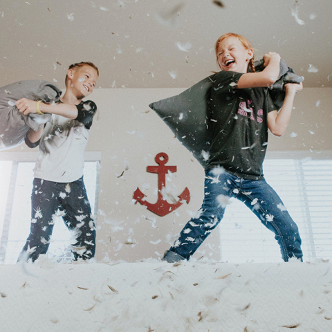 Παιδιά που παίζουν μαξιλαροπόλεμο