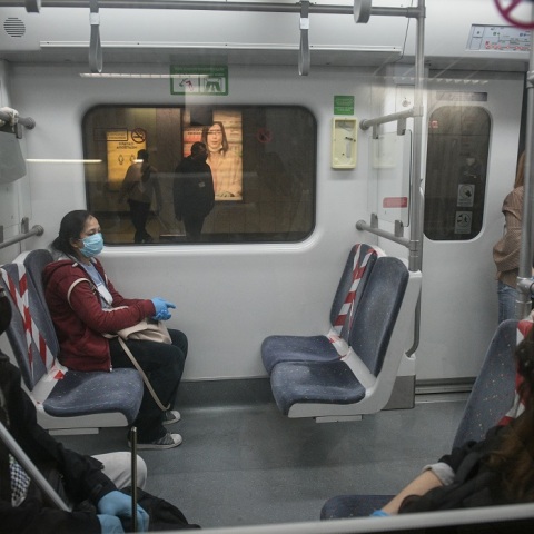 Επιβάτες με μάσκα σε συρμό του μετρό 