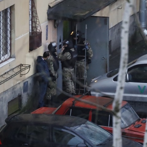 Ρώσοι αστυνομικοί έξω από το σπίτι όπου ο δράστης κρατούσε τα παιδιά