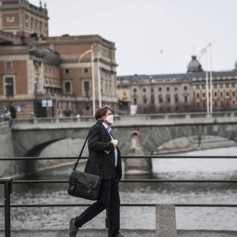 Στοκχόλμη: Άνδρας με προστατευτική μάσκα για τον κορωνοϊό διασχίζει γέφυρα στην πρωτεύουσα της Σουηδίας