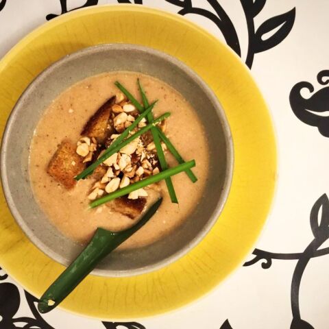 Σούπα με ψητό κουνουπίδι και αμύγδαλα