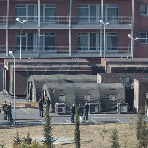 Το νοσοκομείο εκστρατείας έξω από το «424» Στρατιωτικό Νοσοκομείο στη Θεσσαλονίκη