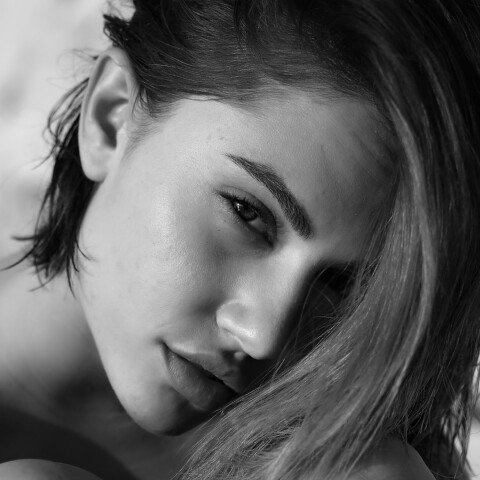 Η τραγουδίστρια Έλενα Τσαγκρινού 