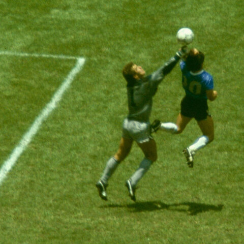 Ο Ντιέγκο Μαραντόνα σημειώνει το «Χέρι του Θεού» κόντρα στην Αγγλία στα προημιτελικά του Μουντιάλ 1984