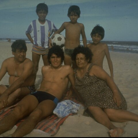 1970, ο Ντιέγκο Μαραντόνα σε χαλαρές στιγμές με την οικογένειά του στη θάλασσα