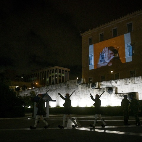 Το μήνυμα «Όχι στη Βία» στην πρόσοψη της Βουλής