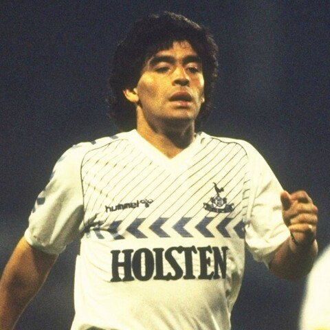 Ο Ντιέγκο Μαραντόνα με φανέλα της ομάδας ποδοσφαίρου Τότεναμ