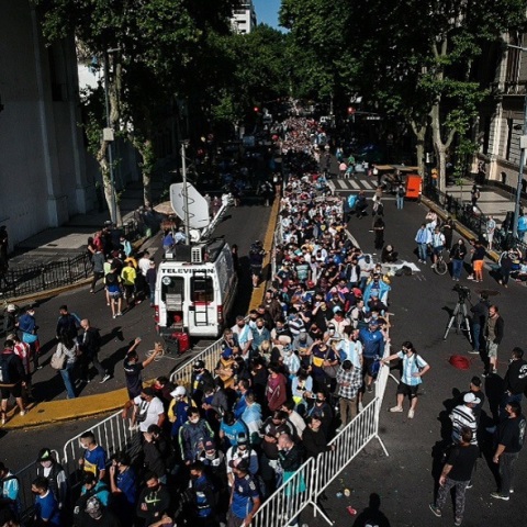 Συρροή κόσμου για να προσκυνήσουν τη σορό του Μαραντόνα