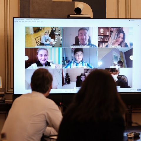 Κυριάκος Μητσοτάκης παρακολουθεί τη διαδικτυακή διδασκαλία