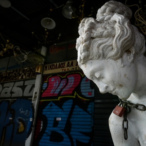 Φωτογραφικό στιγμιότυπο από τα κλειστά μαγαζιά στην Αθήνα