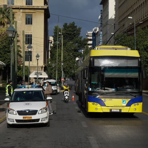Lockdown στην Αθήνα: Τρόλεϊ και περιπολικό της Δημοτικής Αστυνομίας σε κεντρικό δρόμο της πόλης