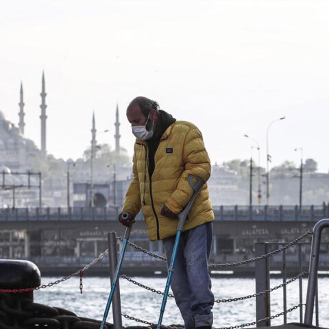 Άνδρας με πατερίτσα και προστατευτική μάσκα για τον κορωνοϊό στην Κωνσταντινούπολη