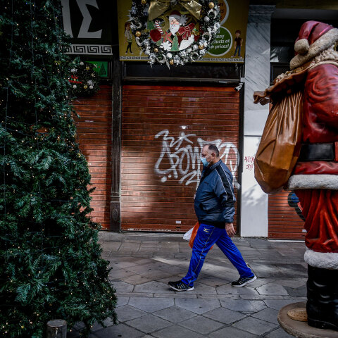 Κλειστά καταστήματα στο κέντρο της Αθήνας εν μέσω lockdown για τον κορωνοϊό