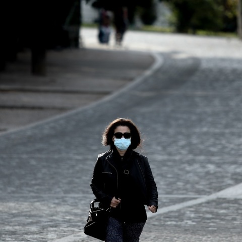 Πολίτες με μάσκα στο κέντρο της Αθήνας 