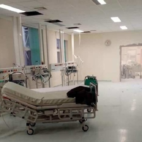 Γκρεμίζουν τοίχους για να φτιάξουν ΜΕΘ