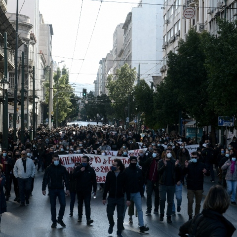 Αποχώρηση με πορεία των συγκεντρωμένων από την πλατεία Κλαυθμώνος (26 Νοεμβρίου 2020)