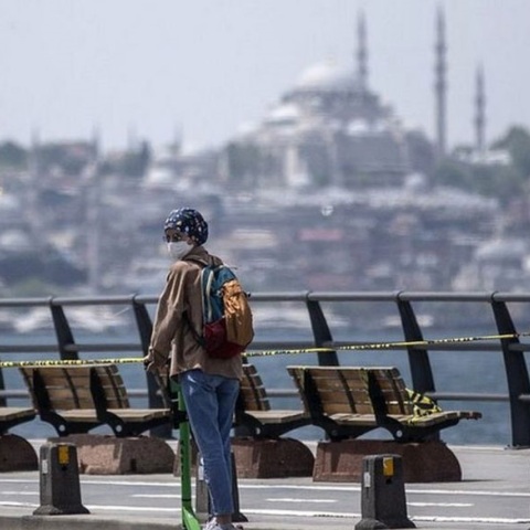 Γυναίκα με ηλεκτρικό πατίνι και μάσκα για τον κορωνοϊό, με φόντο την Αγία Σοφία 