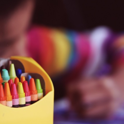 Ένα παιδί ζωγραφίζει