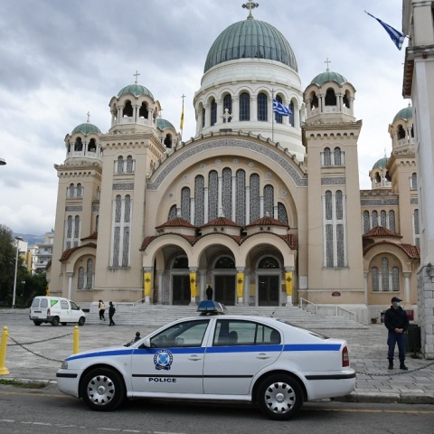 Περιπολικό της ΕΛ.ΑΣ. έξω από τον Άγιο Ανδρέα στην Πάτρα