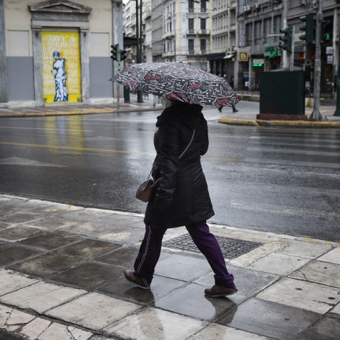 Κυρία με ομπρέλα στο κέντρο της Αθήνας