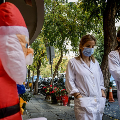 ΑΘΗΝΑ- Η ΠΟΛΗ ΠΡΟΣΠΑΘΕΙ ΝΑ ΜΠΕΙ ΣΕ ΧΡΙΣΤΟΥΓΕΝΝΙΑΤΙΚΟ ΚΛΙΜΑ ΕΝ ΜΕΣΩ ΤΟΥ 2ου LOCKDOWN ΤΗΣ ΠΑΝΔΗΜΙΑΣ COVID-19