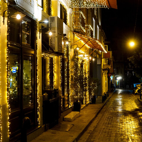 Χριστουγεννιάτικη ατμόσφαιρα στην Αθήνα - Στολισμός σε καταστήματα