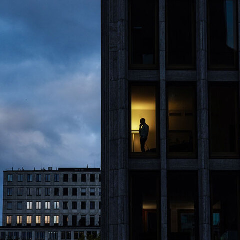 Βερολίνο: Εργαζόμενος σε συγκρότημα γραφείων μιλά στο τηλέφωνο