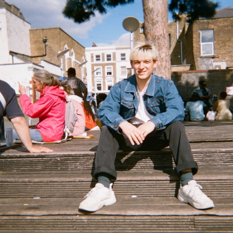 O Finlay έρχεται από το Γιορκσάιρ και συστήνεται με το πρώτο του μίνι άλμπουμ με τίτλο «Self & The Others»