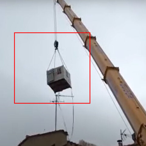 Με γερανό και κοντέινερ έβγαλαν διασώστες στη Γαλλία έναν παχύσαρκο άνδρα που έπρεπε να πάει στο νοσοκομείο