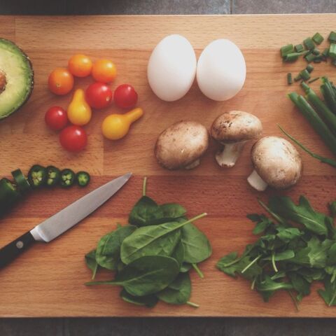 Λαχανικά σε ξύλο κοπής