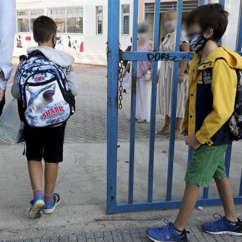 Παιδιά με μάσκα έξω από το σχολείο 