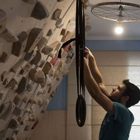 Μάνθος Βαλσαμίδης, ο φοιτητής Ιατρικής στη Θεσσαλονίκη που έφτιαξε πίστα αναρρίχησης στο σαλόνι του σπιτιού του