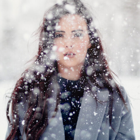 μελαχρινή κοπέλα σε χιονόπτωση