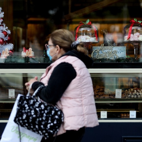 Κατάστημα στολισμένο χριστουγεννιάτικα