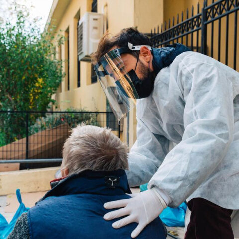 Rapid test και θερμομέτρηση σε άστεγο στο κέντρο της Αθήνας