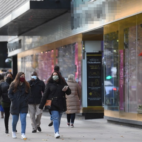 Πολίτες με μάσκα στο Λονδίνο