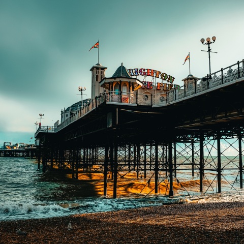 Βιβλιοκριτική: Διαβάσαμε το νέο μυθιστόρημα του πολυβραβευμένου Γκράχαμ Σουίφτ, «Να ’μαστε, λοιπόν...», που κυκλοφορεί από τις εκδόσεις Μίνωας